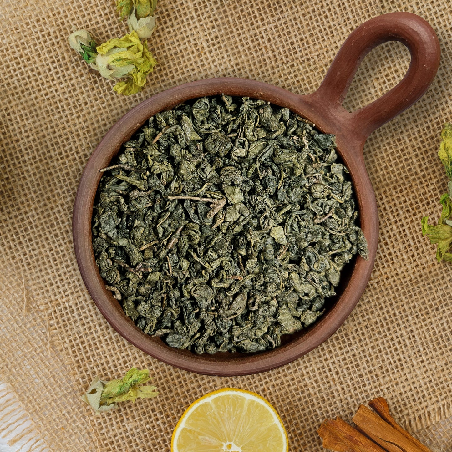 Té Verde, Té Chun Mee ligeramente fermentado. Tiene propiedades que ayuda a bajar de peso, antioxidante y diurético. 