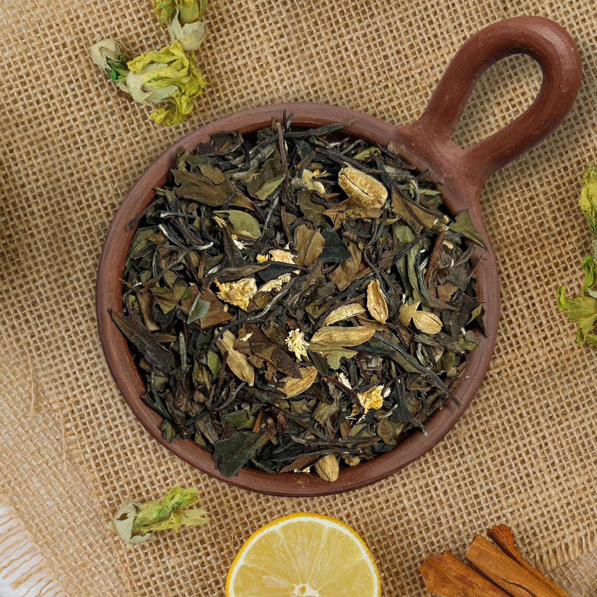 Mezcla de té Chai Blanco, está compuesto de té blanco, jengibre, clavo de olor, anís estrella, cardamomo y pimienta negra.