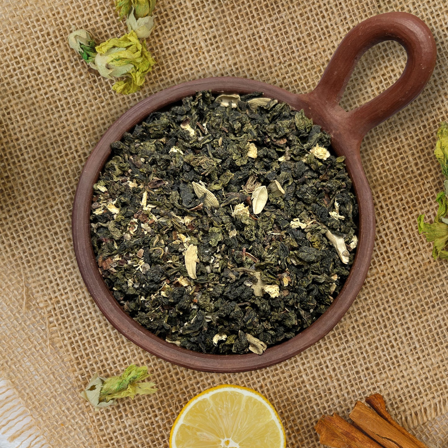 Mezcla de té Chai Oolong o té azul está compuesto de té oolong, jengibre, clavo de olor, anís estrella, cardamomo y pimienta negra.