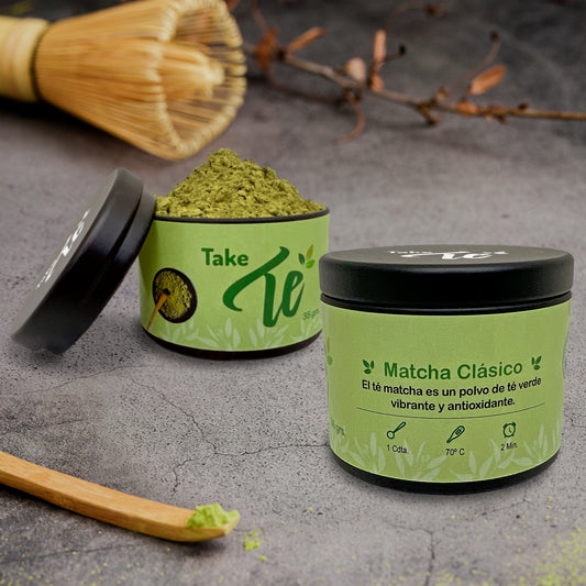 Té Matcha es un fino polvo pulverizando de hojas de Té Verde. Alto en antioxidantes, rico en fibra, clorofila y vitamina C, selenio zinc y magnesio, mejora el estado de ánimo y ayuda a la concentración. Aumenta el metabolismo y quema calorías.