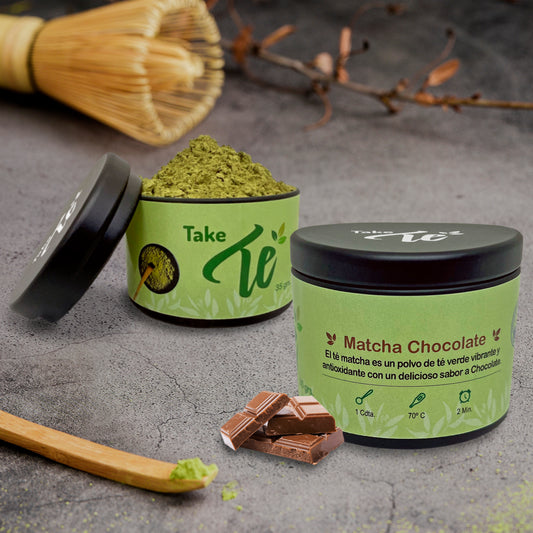 Té Matcha es un fino polvo pulverizando de hojas de Té Verde y  mezclado con chocolate. Alto en antioxidantes, rico en fibra, clorofila y vitamina C, selenio zinc y magnesio, mejora el estado de ánimo y ayuda a la concentración. Aumenta el metabolismo y quema calorías.